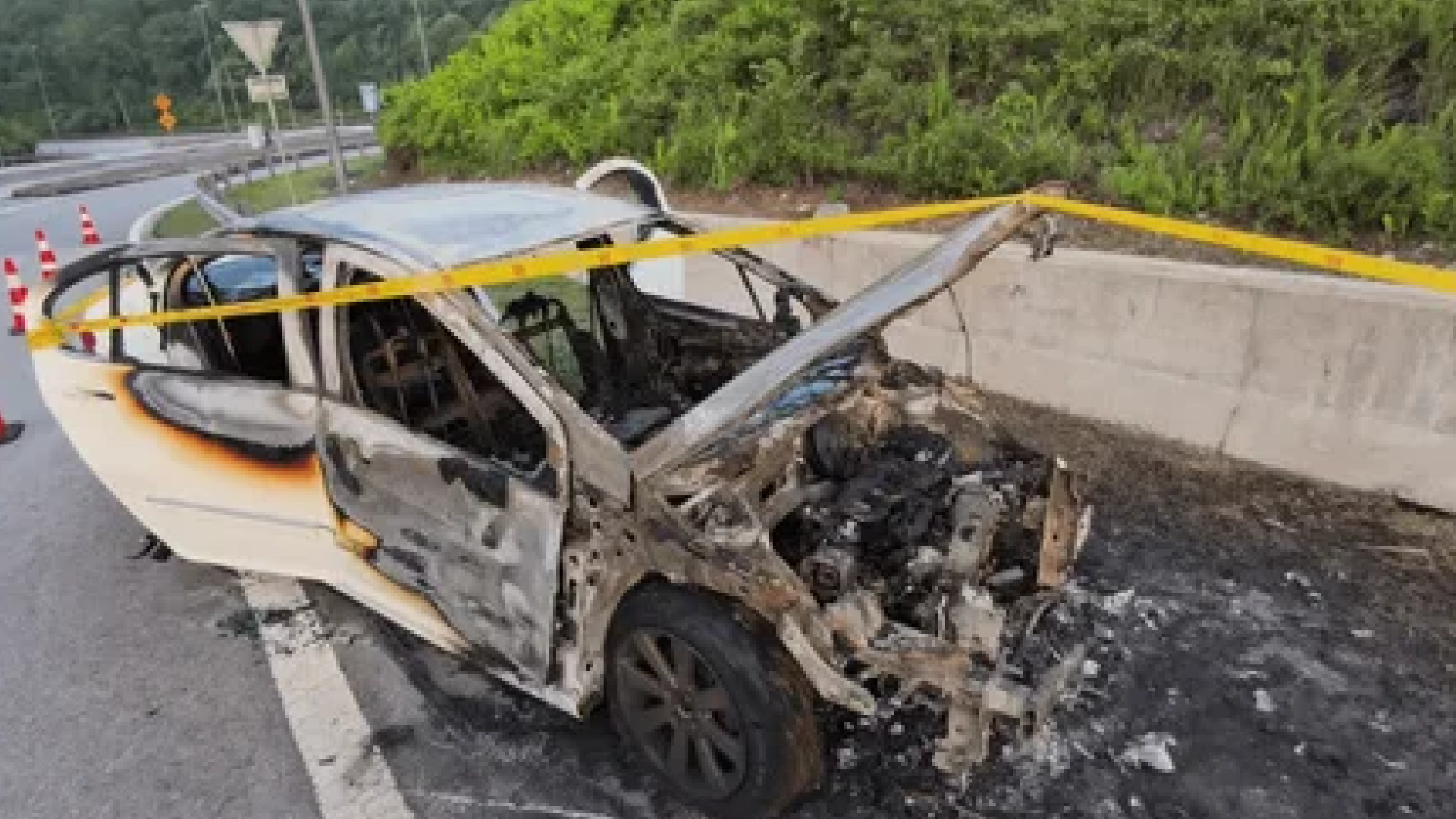 Dua Maut, Seorang Cedera Parah Dalam Kemalangan Kereta Terbakar di Lebuhraya DUKE