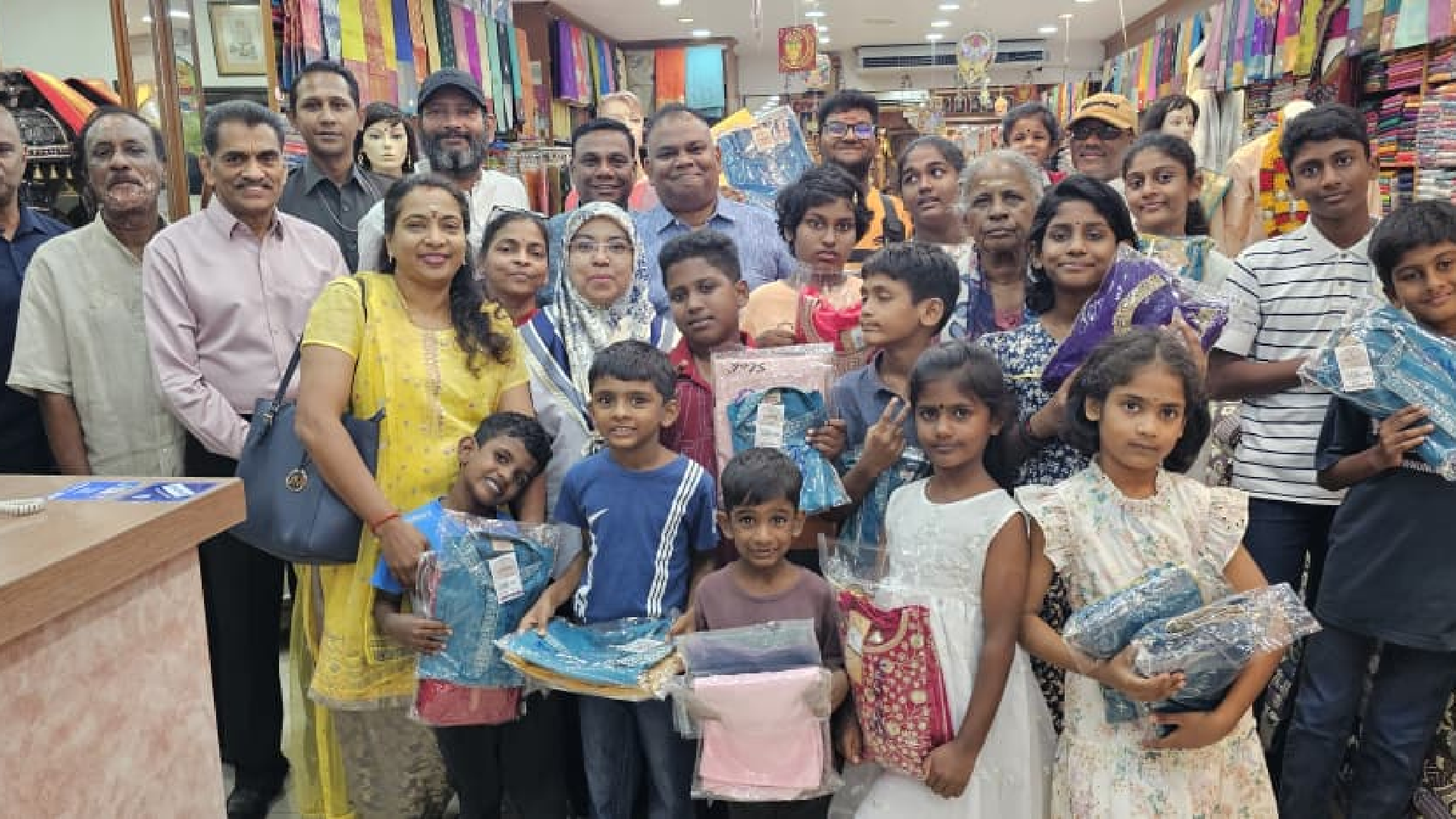 வள்ளல் மனங்களின் ஒளியில் மிளிரும் தீபாவளி -  20 ஆண்டுக் கால டத்தோ ஆறுமுகத்தின் நெகிழ்ச்சியான ஈகைப் பயணம்!