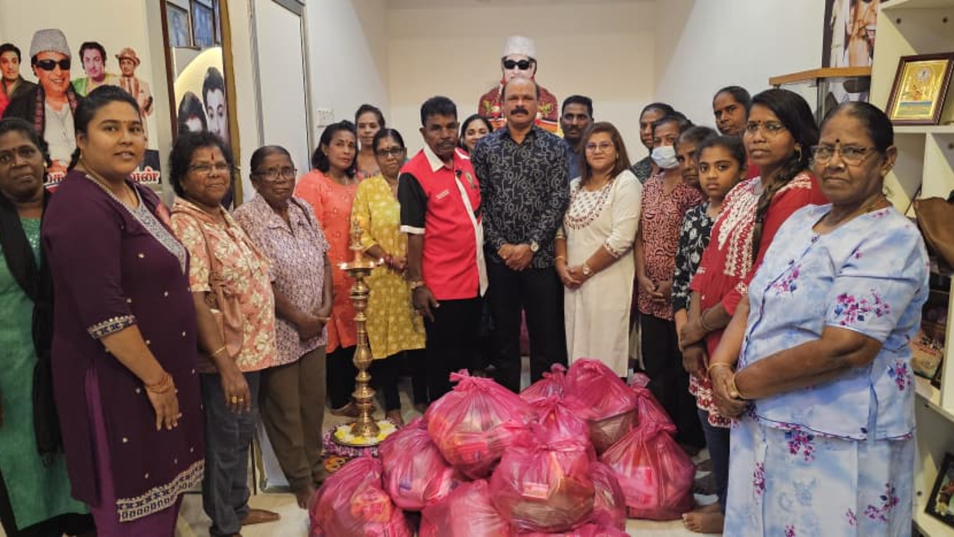 பினாங்கு எம்.ஜி.ஆர் நற்பணி மன்றம் சார்பில் தீபாவளிப் திருநாள் நலத்திட்ட உதவிகள் வழங்கப்பட்டது!